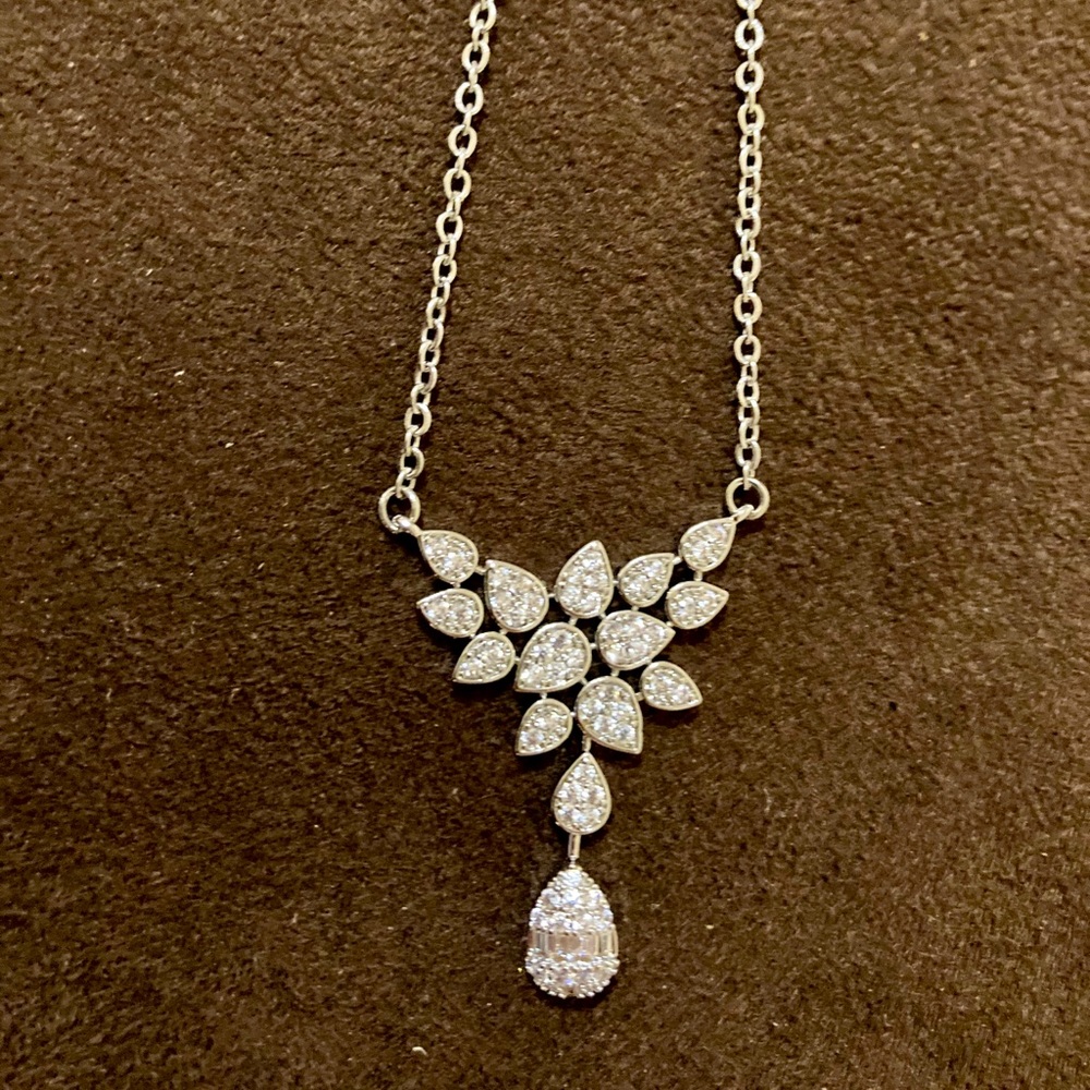 Silver sparkly fashion pendant necklace NWOT